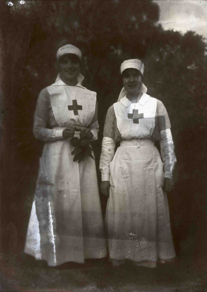 1915c CROIL & MITCHELL FAMILY ca 1900 - 1916 Chrissy M. Croil (m Vlasto) far left with fellow British VAD in WWl 01.jpg